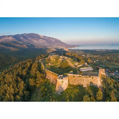 Russa Alexandros Βίλα Τραπεζάκι